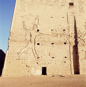 Ptolemaeus XII (ca. 112-51 v.Chr.) die zijn vijanden verslaat, van de ingangspylon van de Tempel van Horus